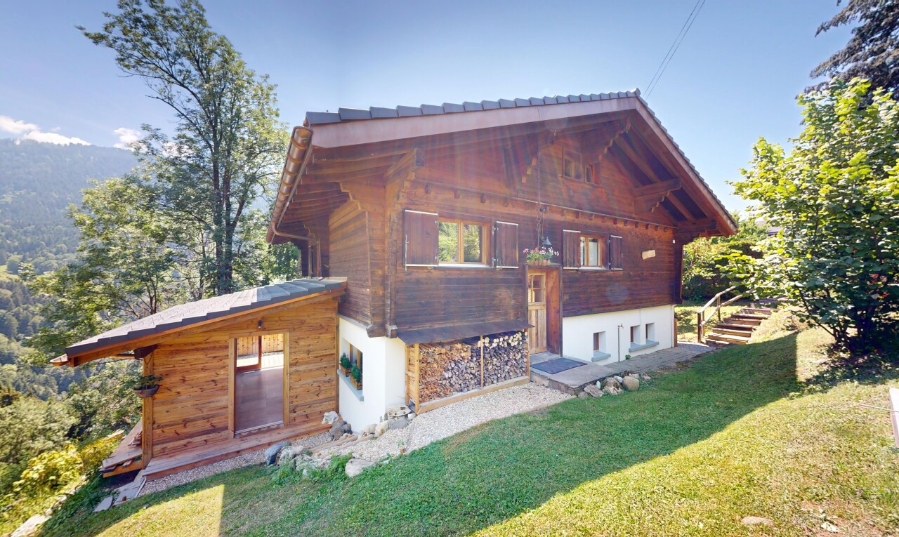 façade avec bardage en bois, pelouse, from property, bardage horizontal, et day time