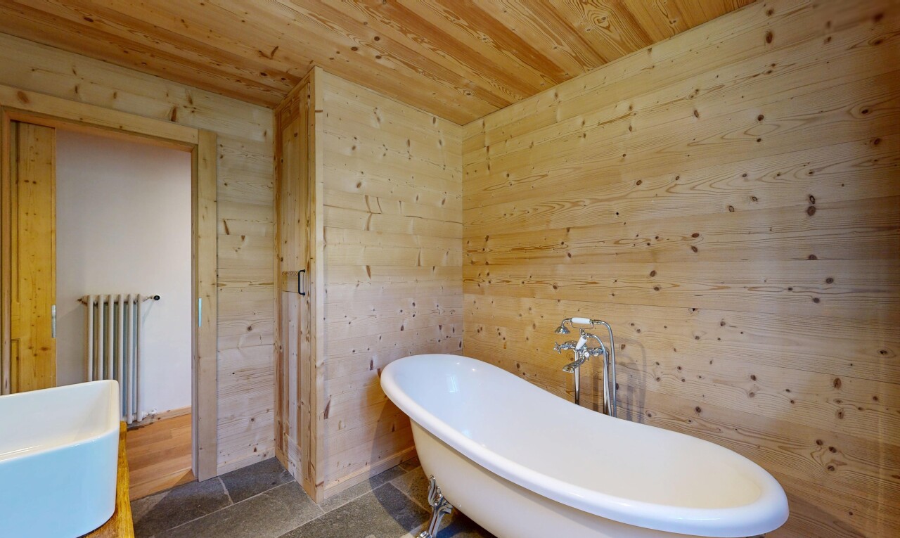 salle de bains avec bain, salle de bain complète, radiateur, plafond en bois, et wood ceiling