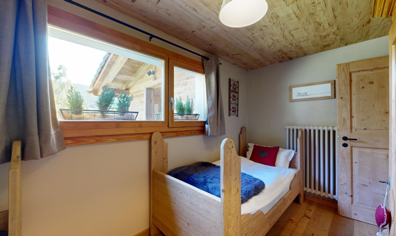 chambre avec radiateur, cloison sèche, drywall, lumière naturelle, et natural light