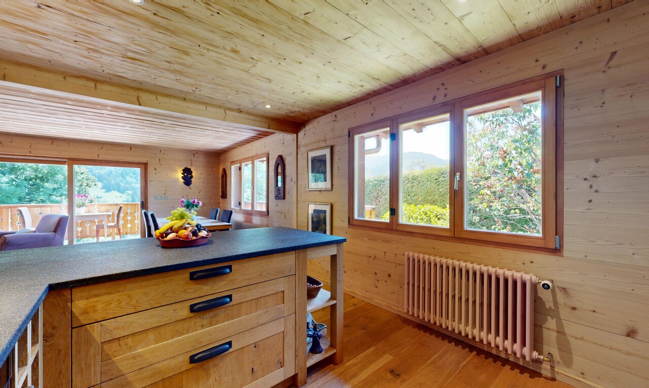cuisine avec radiateur, mur en bois, wood wall, sol en finition bois, et wood finish floor