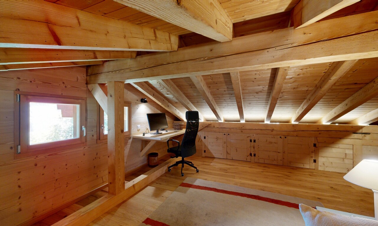 bureau avec plafond en bois, wood ceiling, espace bureau, plafond voûté, et vaulted ceiling