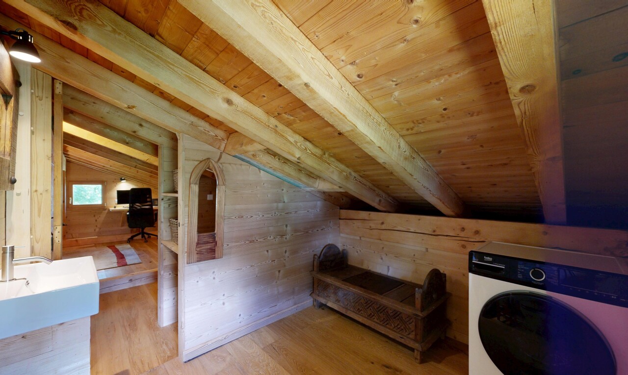 buanderie avec lave-linge et sèche-linge, mur en bois, wood wall, sol en finition bois, et wood finish floor