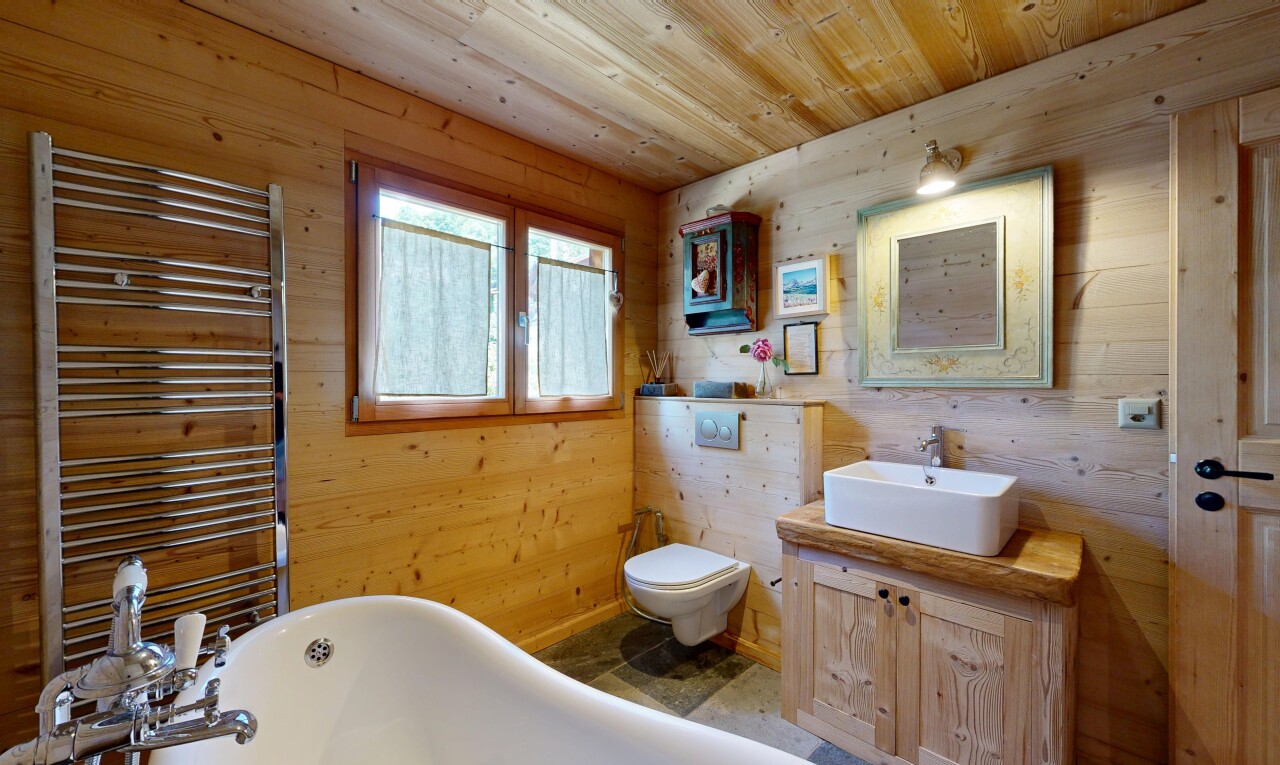 salle de bains avec mur en bois, wood wall, radiateur, plafond en bois, et wood ceiling