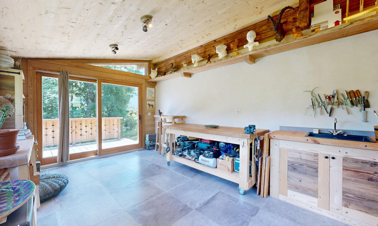 salon avec plafond voûté, vaulted ceiling, inside property, lumière naturelle, et natural light