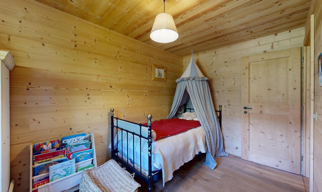 chambre avec mur en bois, wood wall, sol en finition bois, wood finish floor, et plafond en bois