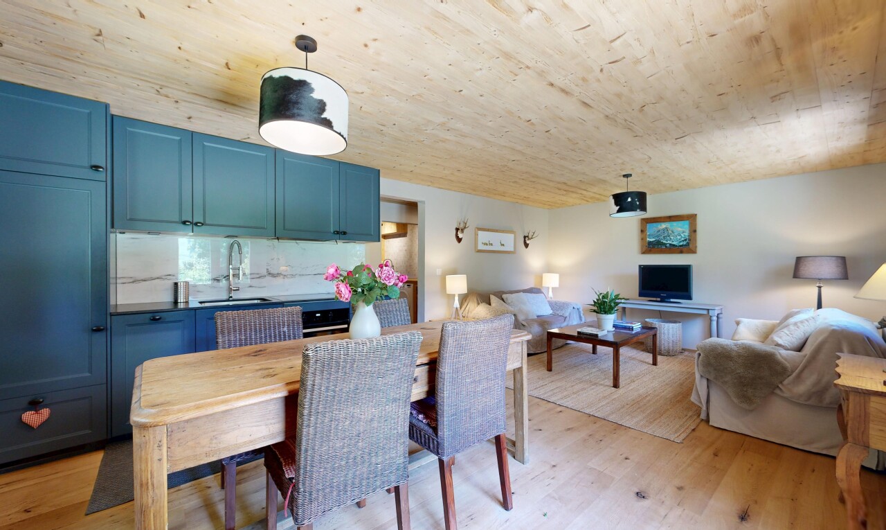 salon / salle à manger avec light floor, sol en finition bois, wood finish floor, inside property, et cloison sèche