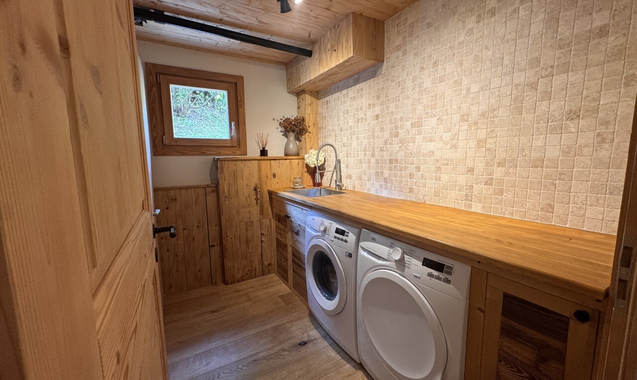 buanderie avec buanderie, inside property, light floor, évier, et lave-linge et sèche-linge séparés