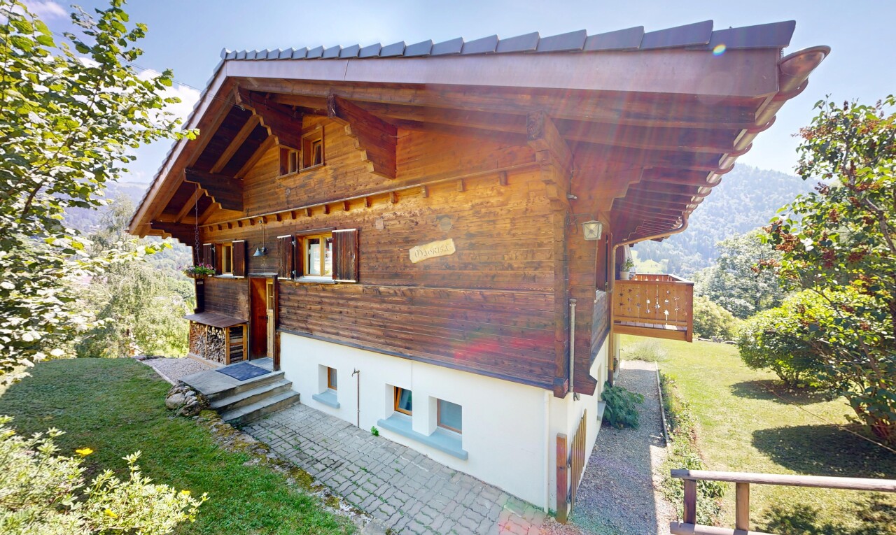 façade avec pelouse, bardage en bois, bardage horizontal, et day time