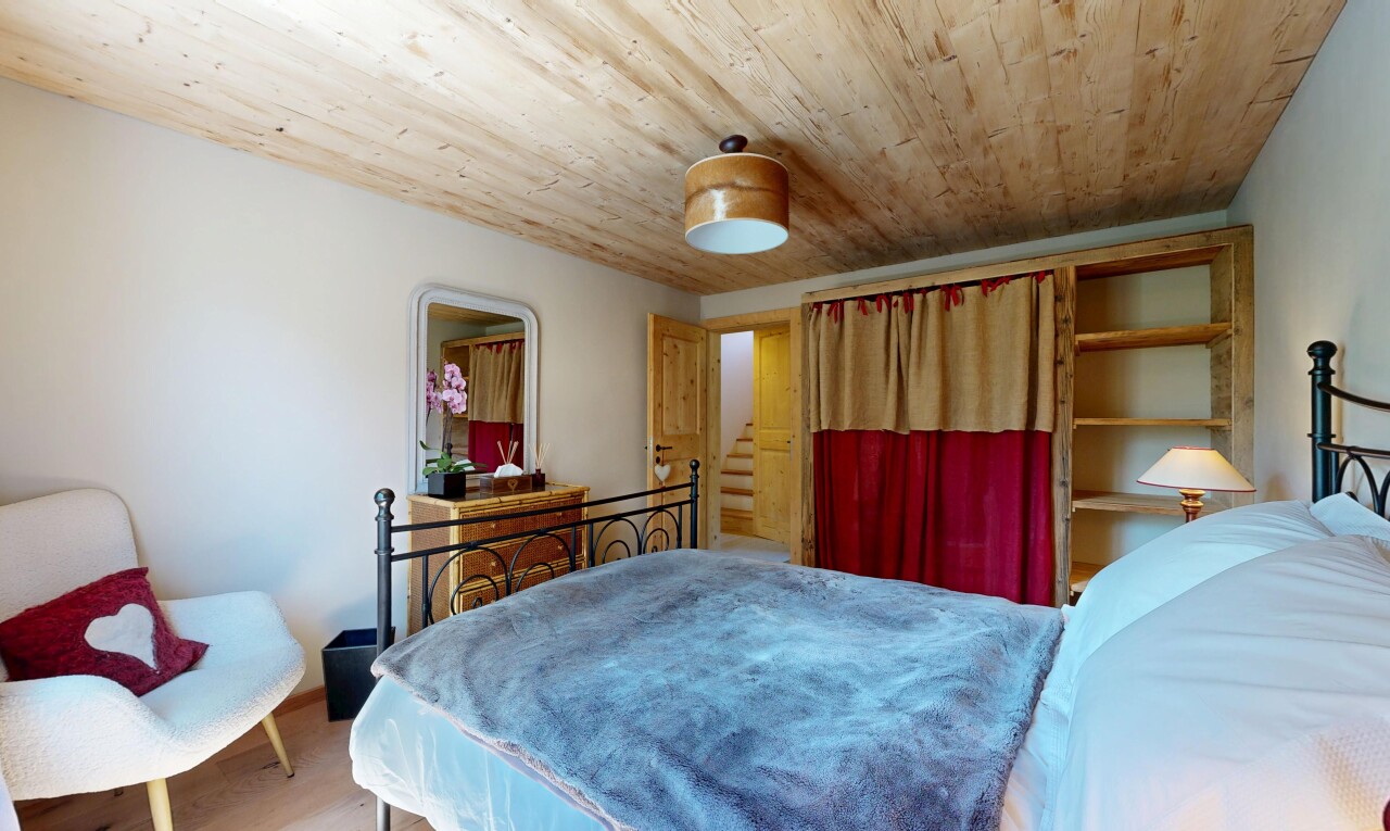 chambre avec cloison sèche, drywall, inside property, sol en finition bois, et wood finish floor