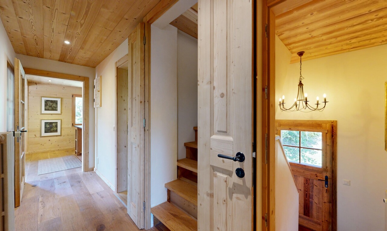 couloir avec plafond en bois, wood ceiling, inside property, lumière naturelle, et natural light
