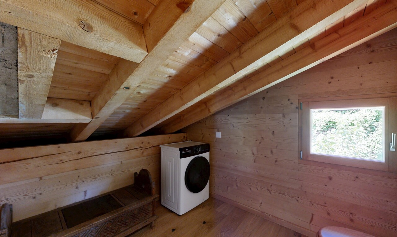 buanderie avec mur en bois, wood wall, sol en finition bois, wood finish floor, et lave-linge et sèche-linge