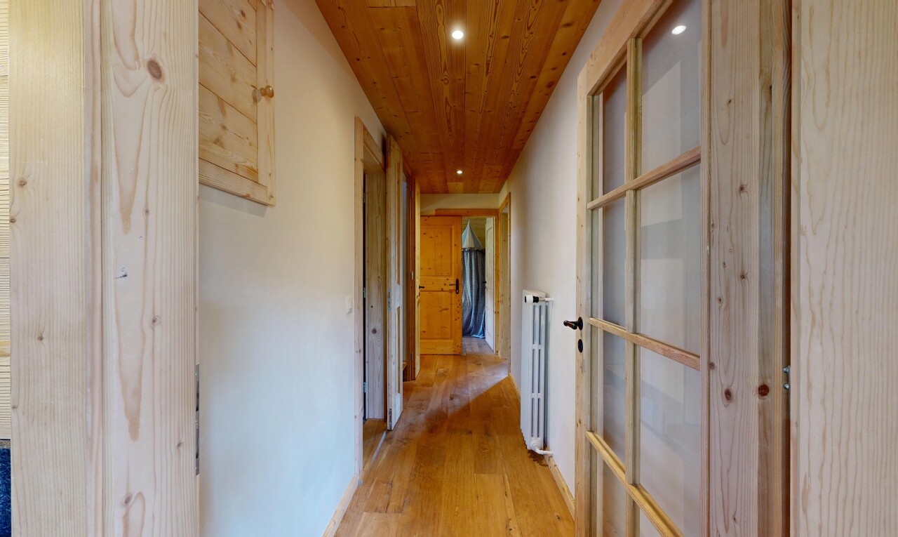 couloir avec plafond en bois, wood ceiling, éclairage encastré, recessed lighting, et sol en finition bois