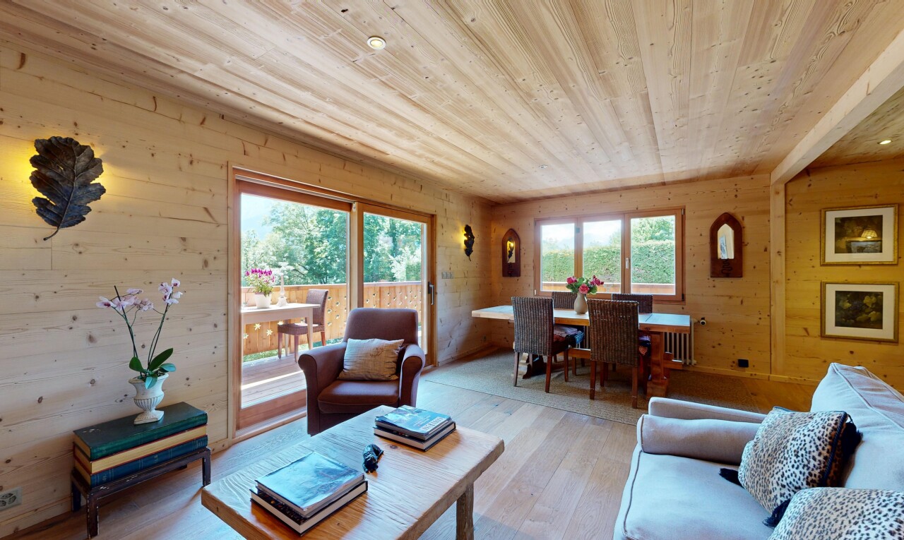 salon / salle à manger avec sol en finition bois, wood finish floor, plafond en bois, wood ceiling, et inside property