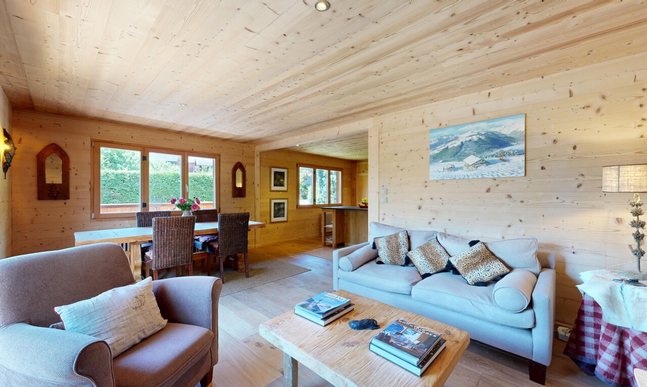 salon / salle à manger avec mur en bois, wood wall, inside property, plafond en bois, et wood ceiling