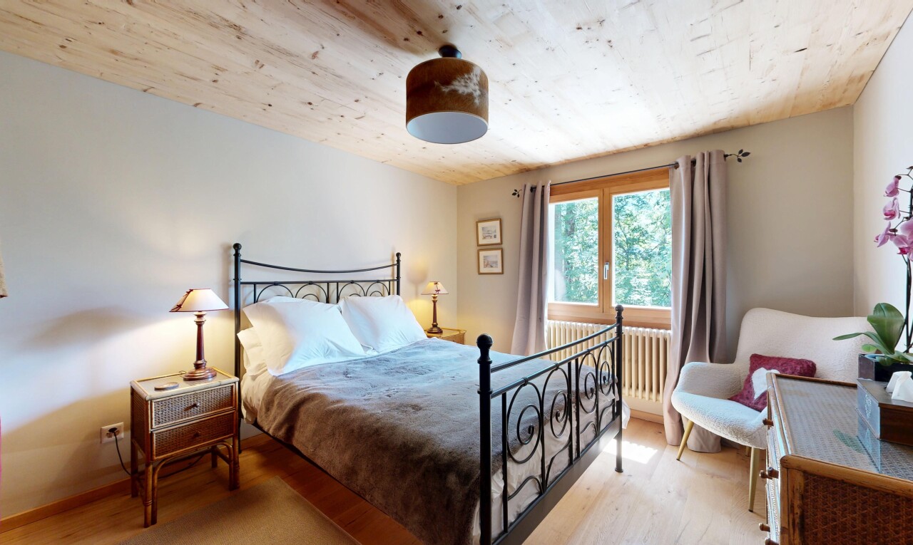 chambre avec sol en finition bois, wood finish floor, lumière naturelle, natural light, et plafond en bois