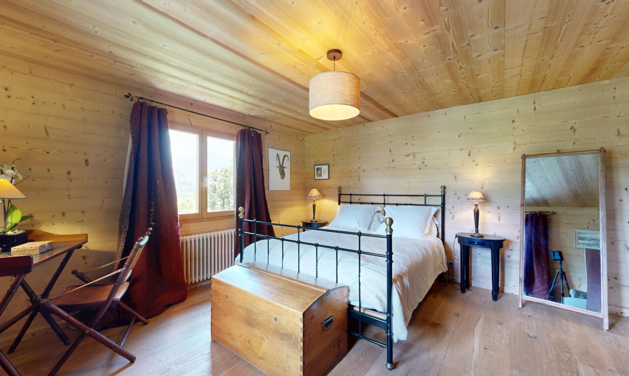chambre avec inside property, sol en finition bois, wood finish floor, mur en bois, et wood wall