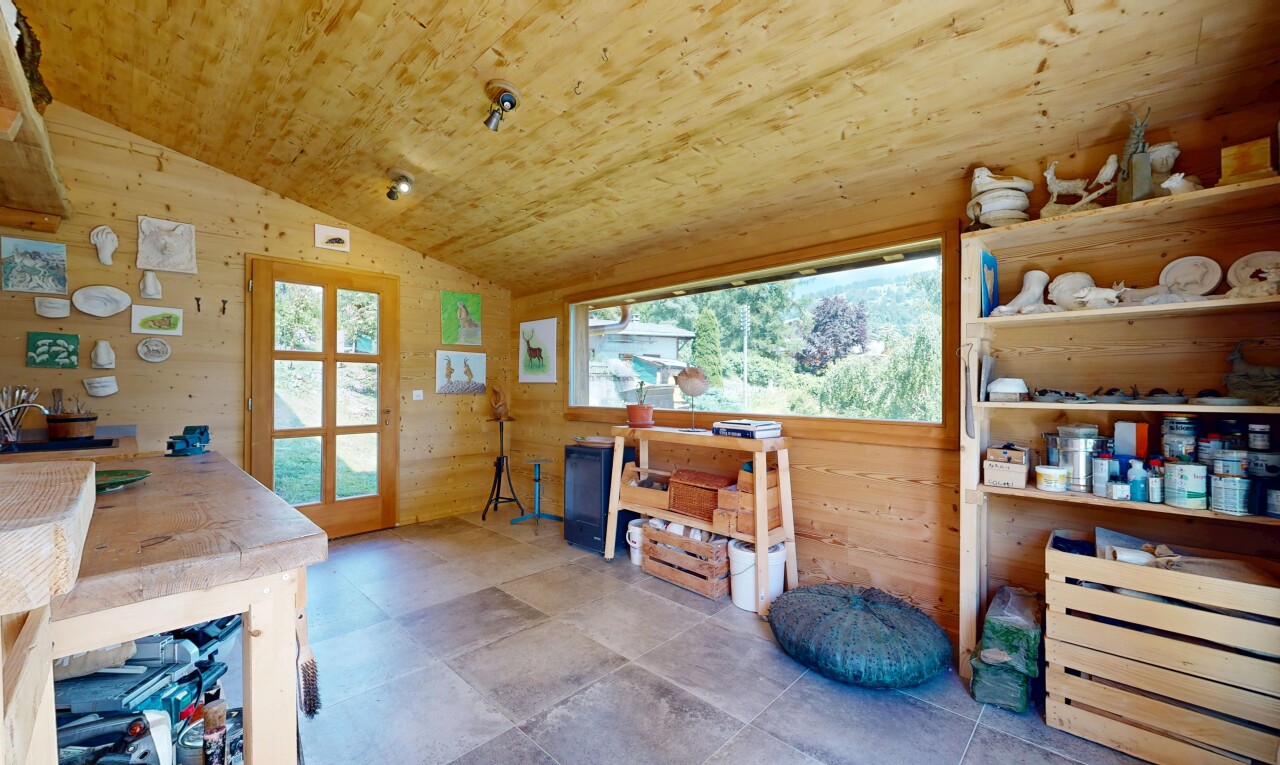 espace intérieur avec plafond voûté, vaulted ceiling, mur en bois, wood wall, et plafond en bois