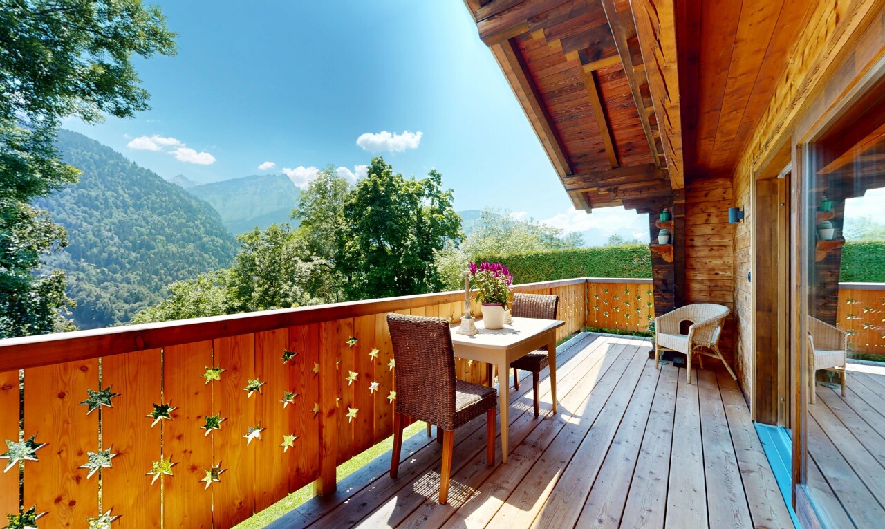 balcon avec from property, vue sur la montagne, mountain view, day time, et coin repas extérieur