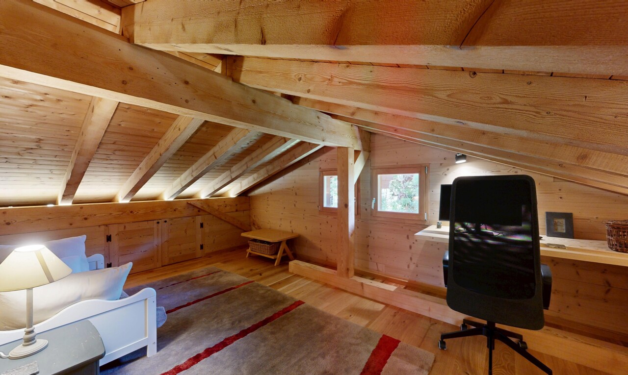 bureau avec mur en bois, wood wall, plafond bas, low ceiling, et lumière naturelle