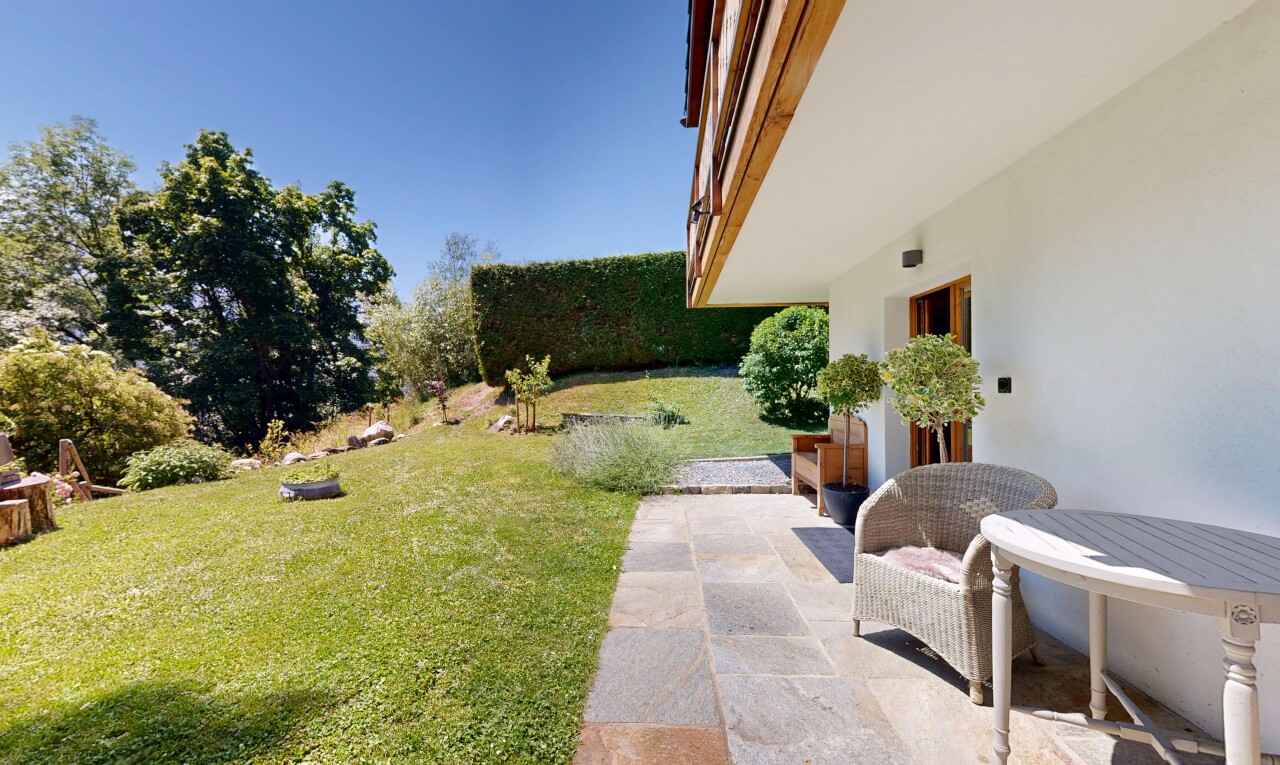 jardin avec pelouse, from property, day time, et terrasse