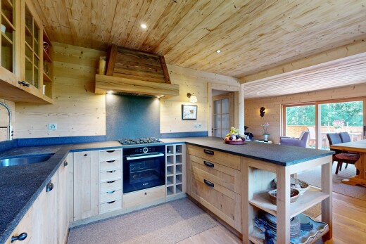 küche mit kitchen peninsula, küchentheke, dark countertops, open shelves, und offene regale