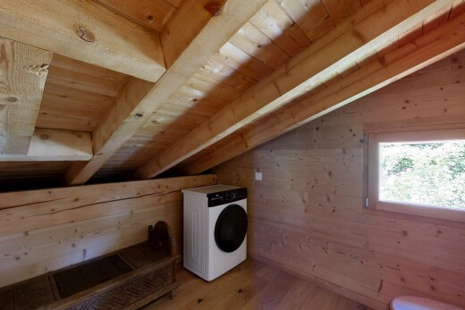 buanderie avec mur en bois, wood wall, sol en finition bois, wood finish floor, et lave-linge et sèche-linge