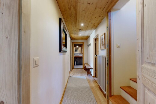 couloir avec cloison sèche, drywall, sol en finition bois, wood finish floor, et plafond en bois