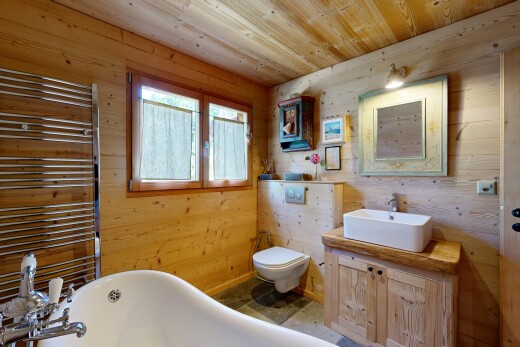 salle de bains avec mur en bois, wood wall, radiateur, plafond en bois, et wood ceiling
