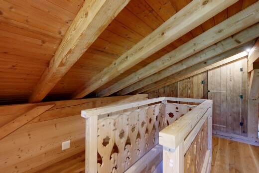 détails avec mur en bois, wood wall, floor, plafond en bois, et wood ceiling
