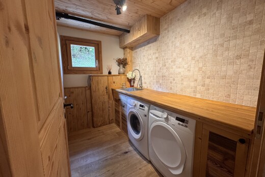 buanderie avec buanderie, inside property, light floor, évier, et lave-linge et sèche-linge séparés