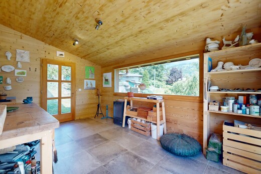 espace intérieur avec plafond voûté, vaulted ceiling, mur en bois, wood wall, et plafond en bois