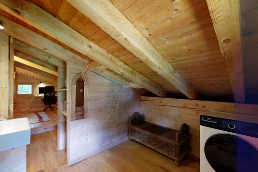 buanderie avec lave-linge et sèche-linge, mur en bois, wood wall, sol en finition bois, et wood finish floor