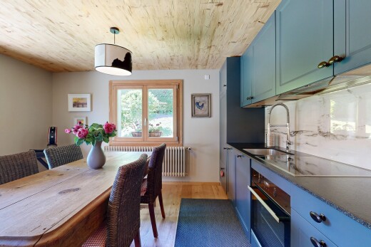 cuisine avec blue cabinets, armoires bleues, four, plafond en bois, et wood ceiling