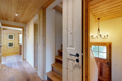 couloir avec plafond en bois, wood ceiling, inside property, lumière naturelle, et natural light