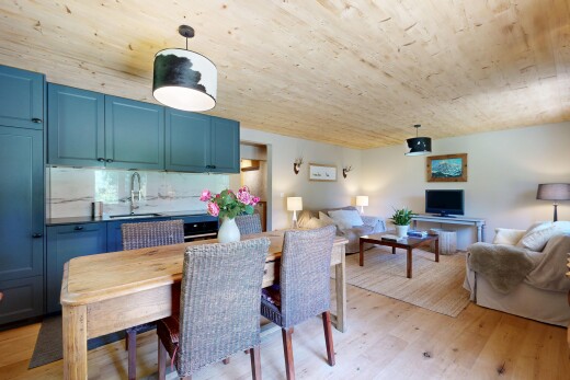 salon / salle à manger avec light floor, sol en finition bois, wood finish floor, inside property, et cloison sèche