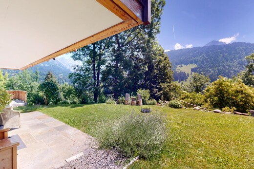 jardin avec mountain view, vue sur la montagne, from property, pelouse, et terrasse
