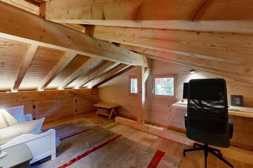 bureau avec mur en bois, wood wall, plafond bas, low ceiling, et lumière naturelle