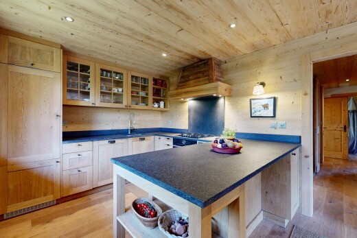 cuisine avec dark countertops, plans de travail, shaker cabinets, armoires de style shaker, et open shelves