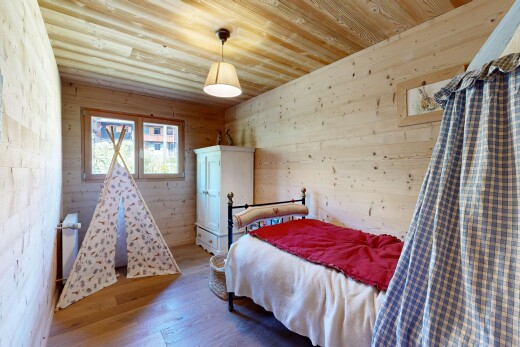chambre avec mur en bois, wood wall, sol en finition bois, wood finish floor, et plafond en bois