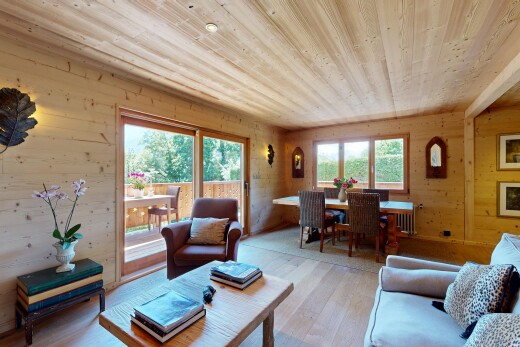 salon / salle à manger avec sol en finition bois, wood finish floor, plafond en bois, wood ceiling, et inside property