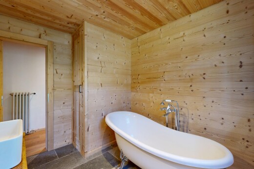 salle de bains avec bain, salle de bain complète, radiateur, plafond en bois, et wood ceiling