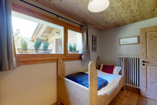 chambre avec radiateur, cloison sèche, drywall, lumière naturelle, et natural light