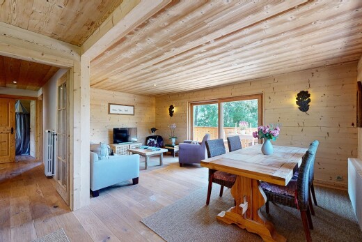 salon / salle à manger avec sol en finition bois, wood finish floor, plafond en bois, wood ceiling, et mur en bois