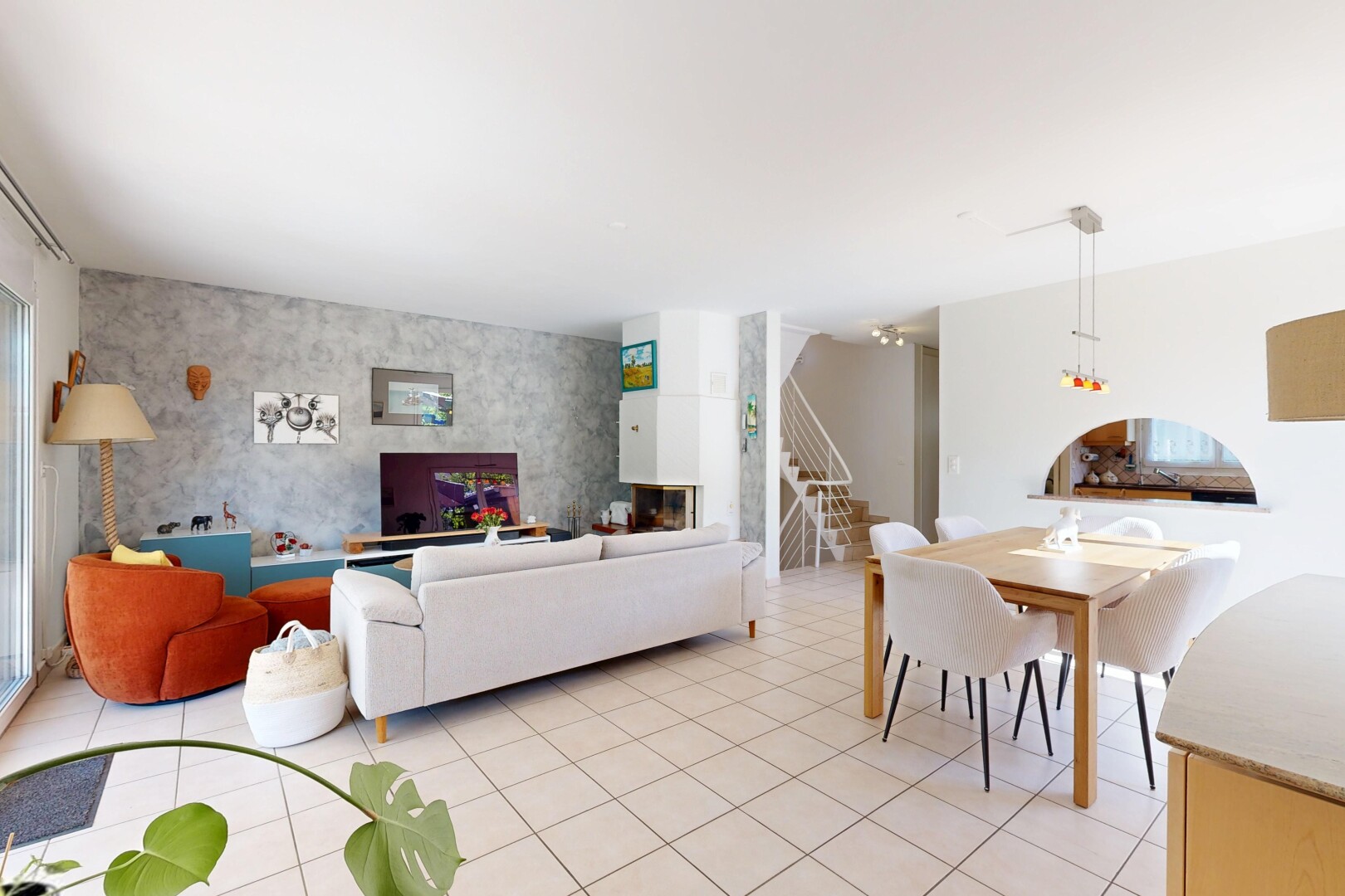 salon / salle à manger avec accent wall, mur d'accent, escaliers, drywall, et cloison sèche
