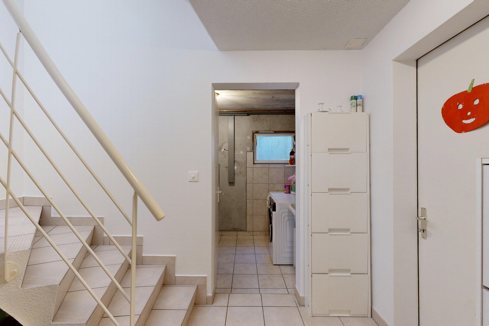escaliers avec drywall, cloison sèche, lumière naturelle, tile floor, et sol en carrelage