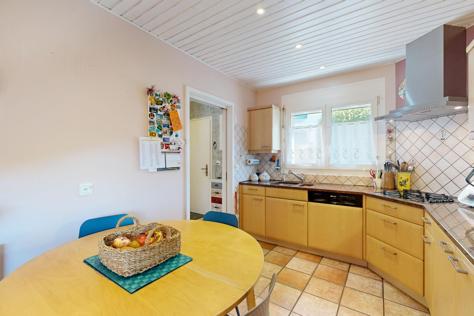 cuisine avec hotte, backsplash, dosseret, light brown cabinets, et armoires marron clair