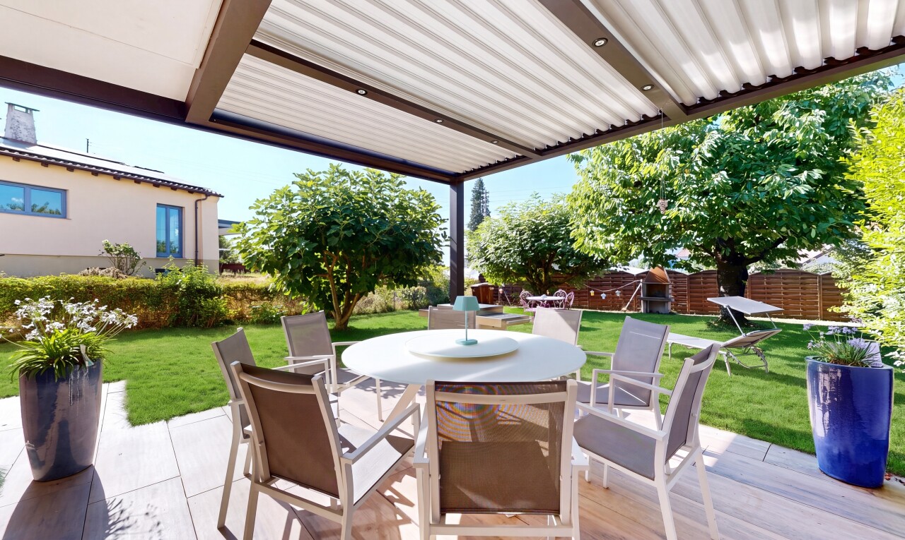 terrasse avec coin repas extérieur, terrasse, pelouse, clôture, et from property