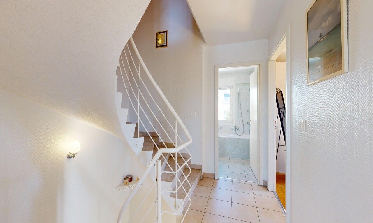 escaliers avec escaliers, tile floor, sol en carrelage, inside property, et drywall
