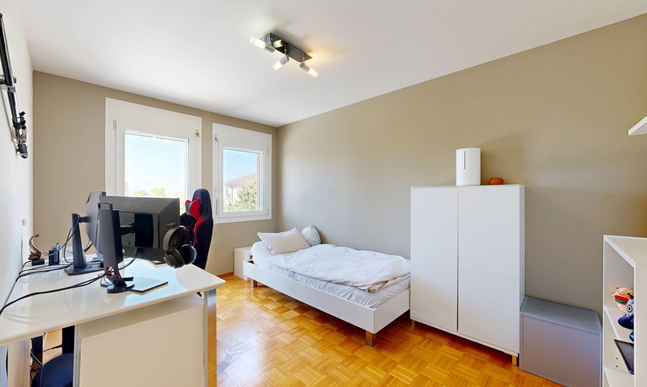 chambre avec parquet floor, drywall, cloison sèche, lumière naturelle, et wood finish floor