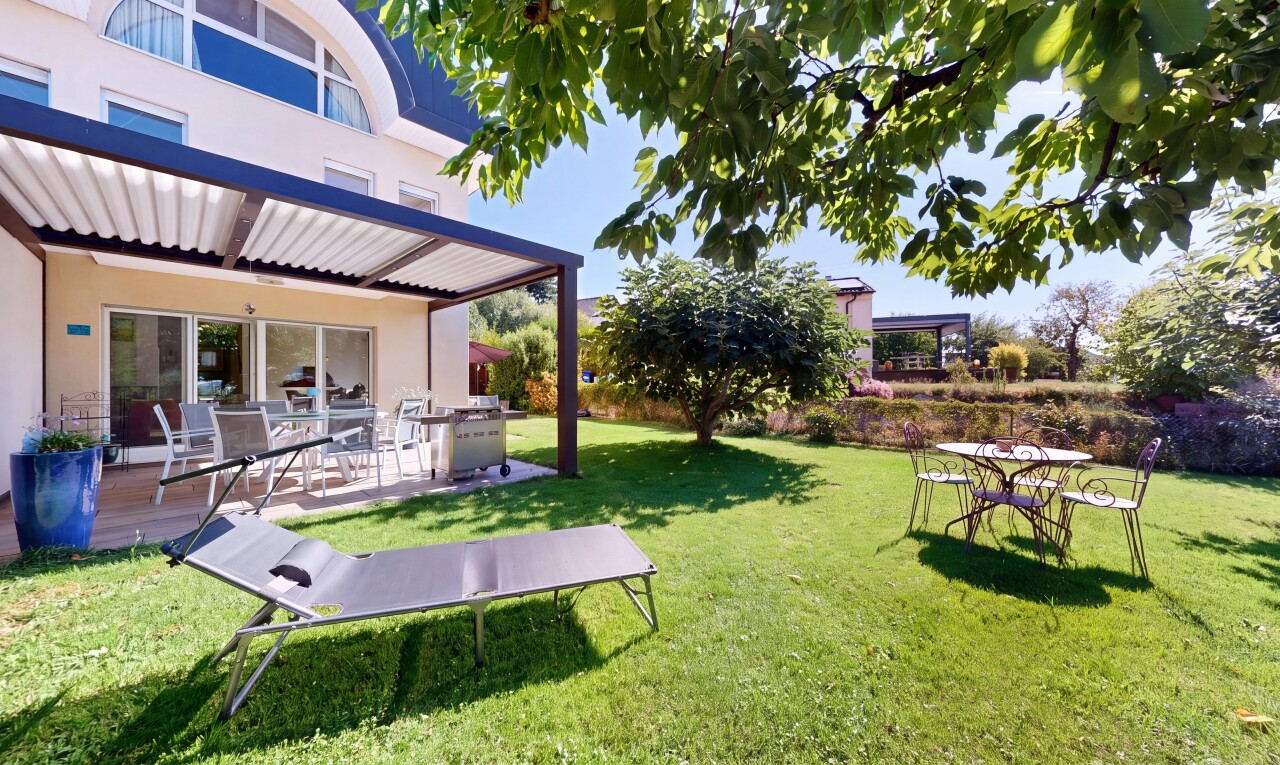 jardin avec from property, pelouse, coin repas extérieur, et terrasse